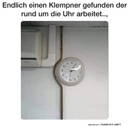 Klempner arbeitet rund um die Uhr